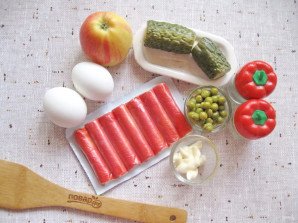 Салат "Лаура" с крабовыми палочками и яблоком