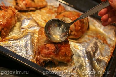 Куриные бедра в духовке, запеченные с зеленым маслом с базиликом