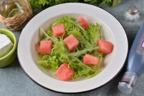 Салат из арбуза с фетой и рукколой