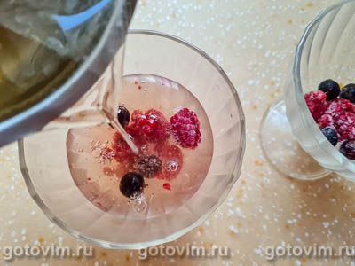 Желе из шампанского и ягод Желе из шампанского и ягод