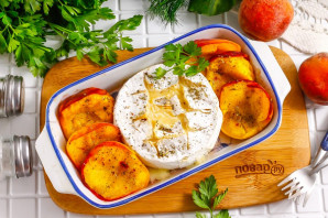 Камамбер с персиками в духовке