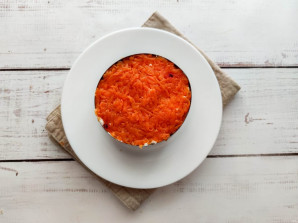 Слоеный салат с копченой рыбой