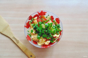 Салат с жареным яйцом и курицей