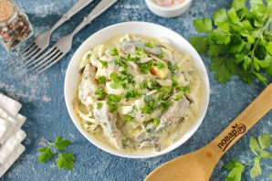 Салат с селедкой и маринованными огурцами