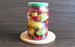 Огурцы с клюквой на зиму