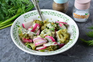 Салат с брокколи и редисом