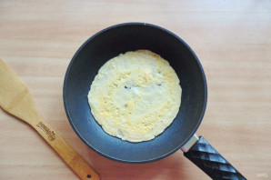 Салат с жареным яйцом и курицей