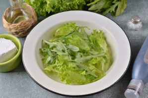 Салат из арбуза с фетой и рукколой