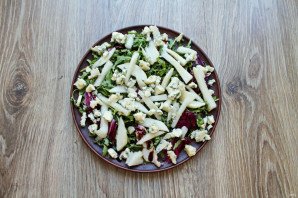 Салат с сыром с плесенью и грушей