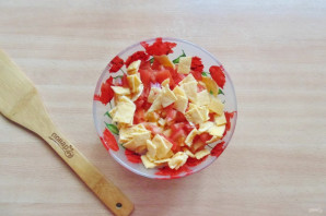 Салат с жареным яйцом и курицей