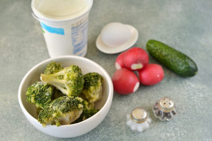 Салат из брокколи и редиса