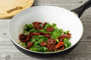 Киноа с вялеными томатами