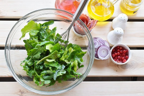 Салат с персиками