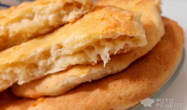 Рецепт: Хачапури по-имеретински - Лепёшки с сыром внутри и сыром снаружи. Хрустящие, ароматные - для любителей сыра!