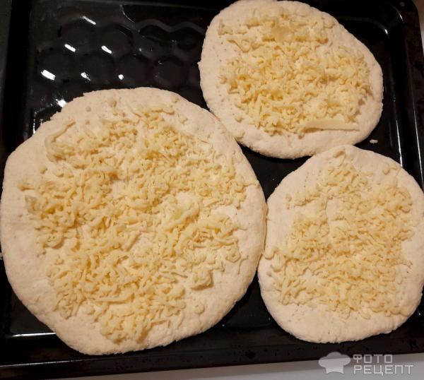 Рецепт: Хачапури по-имеретински - Лепёшки с сыром внутри и сыром снаружи. Хрустящие, ароматные - для любителей сыра!