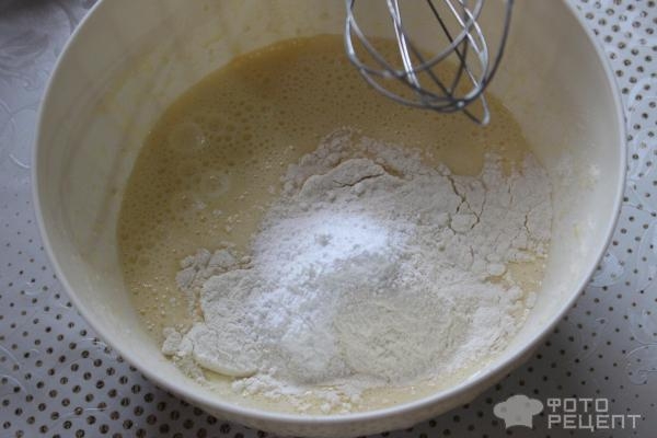 Рецепт: Пирог со сливами - С кокосовой мукой и маком