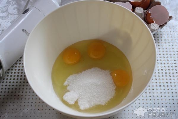 Рецепт: Пирог со сливами - С кокосовой мукой и маком