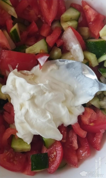 Рецепт: Салат "Помидоры, огурцы, лук" - Со сметаной и адыгейской солью.