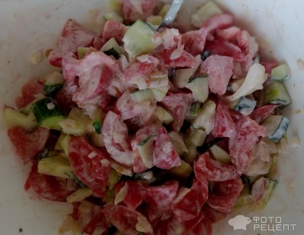 Рецепт: Салат "Помидоры, огурцы, лук" - Со сметаной и адыгейской солью.