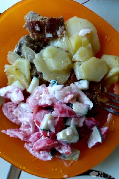 Рецепт: Салат "Помидоры, огурцы, лук" - Со сметаной и адыгейской солью.