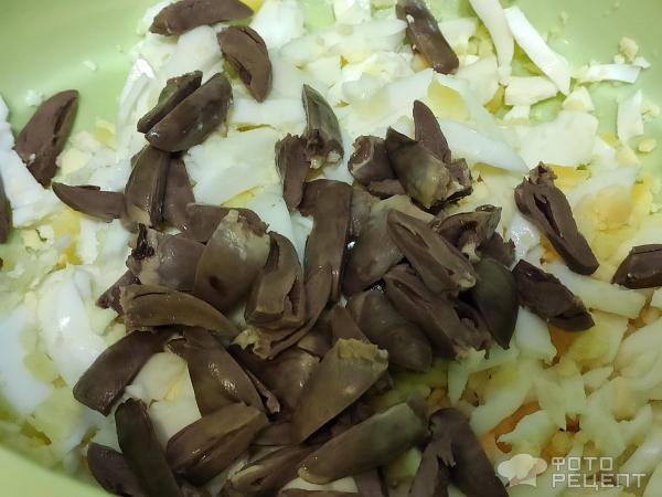 Рецепт: Салат с фасолью - с куриными сердечками и яйцом