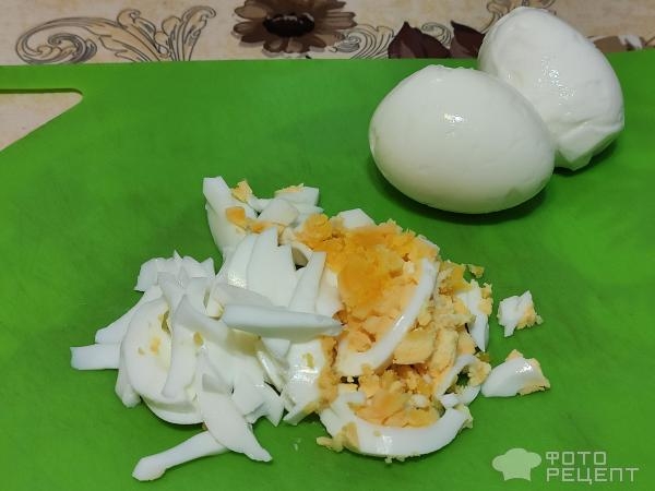 Рецепт: Салат с фасолью - с куриными сердечками и яйцом