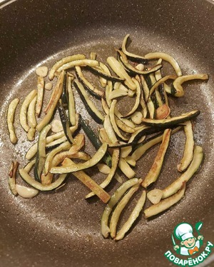 Спагетти с цуккини, лососем и