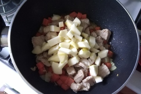 Свиная поджарка с яблоком