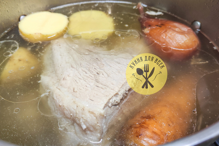 Свиной окорок отварной с картофелем и хреном Свиной окорок отварной с картофелем и хреном