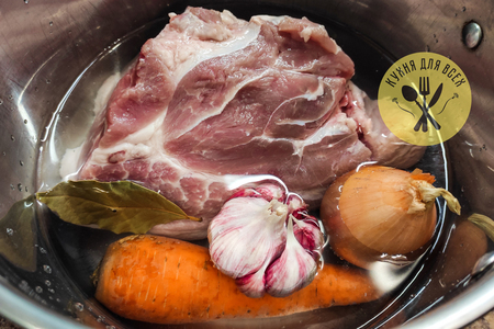 Свиной окорок отварной с картофелем и хреном Свиной окорок отварной с картофелем и хреном