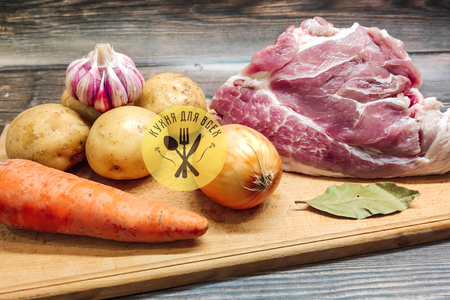 Свиной окорок отварной с картофелем и хреном Свиной окорок отварной с картофелем и хреном