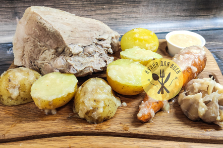 Свиной окорок отварной с картофелем и хреном Свиной окорок отварной с картофелем и хреном