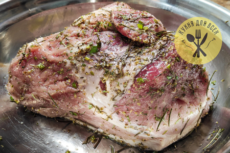 Свиной окорок запеченный в духовке с картофелем Свиной окорок запеченный в духовке с картофелем