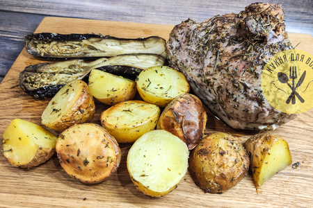 Свиной окорок запеченный в духовке с картофелем Свиной окорок запеченный в духовке с картофелем