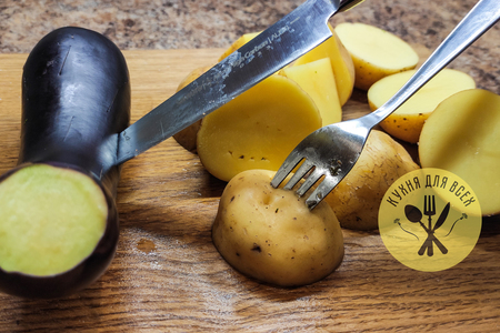 Свиной окорок запеченный в духовке с картофелем Свиной окорок запеченный в духовке с картофелем