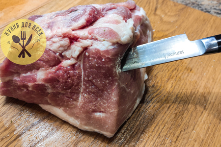 Свиной окорок запеченный в духовке с картофелем Свиной окорок запеченный в духовке с картофелем