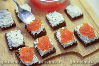 Бутерброды с красной икрой и творогом и укропом