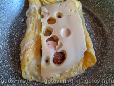 Двойной горячий бутерброд с сосисками и яичницей