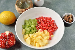 Салат с сельдереем и гранатом