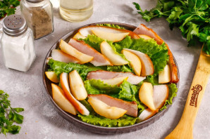 Салат с грушей и беконом