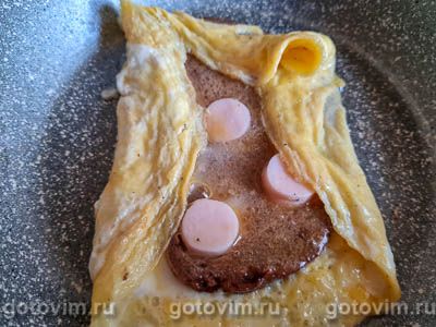 Двойной горячий бутерброд с сосисками и яичницей