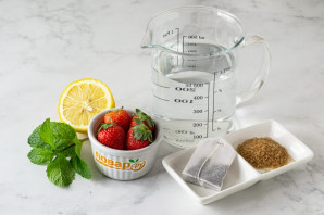 Чай с клубникой и мятой