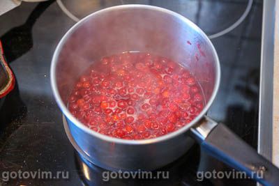 Утиные грудки с соусом из калины