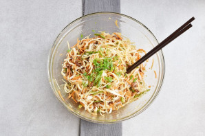 Салат с рисовой лапшой