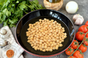 Салат с нутом и помидорами