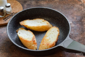 Брускетты с крабовыми палочками и авокадо