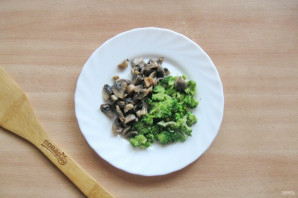 Омлет с брокколи и грибами