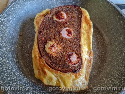 Двойной горячий бутерброд с сосисками и яичницей