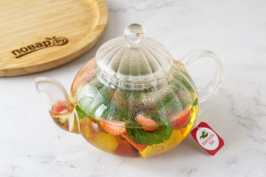 Чай с клубникой и мятой