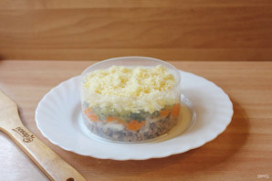 Салат с куриной печенью и маринованными огурцами